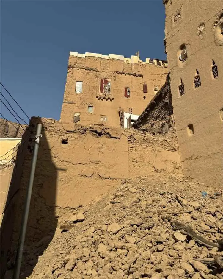 مدير عام مديرية دوعن يتابع تداعيات انهيار أحد المن...