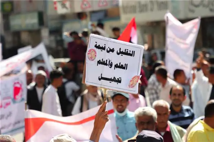 نقابة المعلمين بتعز تطالب الحكومة بإنصاف آلاف المع...