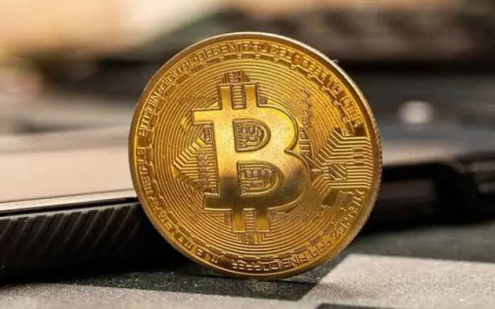 موجة تراجعات تضرب سوق العملات المشفرة والبيتكوين ت...