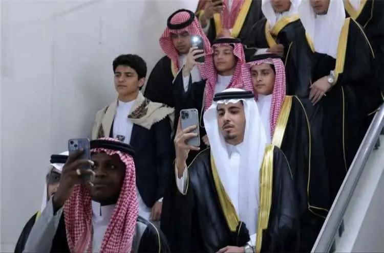 طالب يمني يحقق إنجازاً علمياً على مستوى السعودية ويتمسك بالزي الوطني في حفل تخرجه