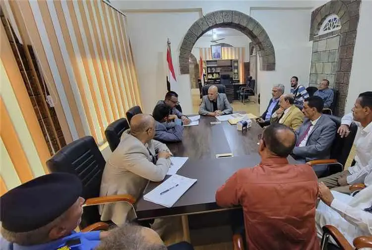 اجتماع برئاسة المحافظ شمسان يقر ضوابط تنظيم الأسوا...