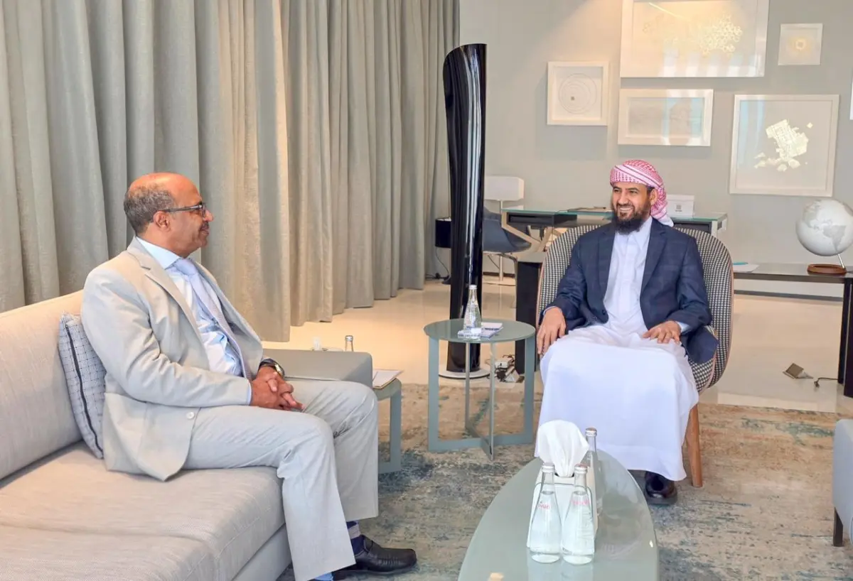 المحرّمي يطّلع على الخطط التطويرية لوزارة النفط وا...