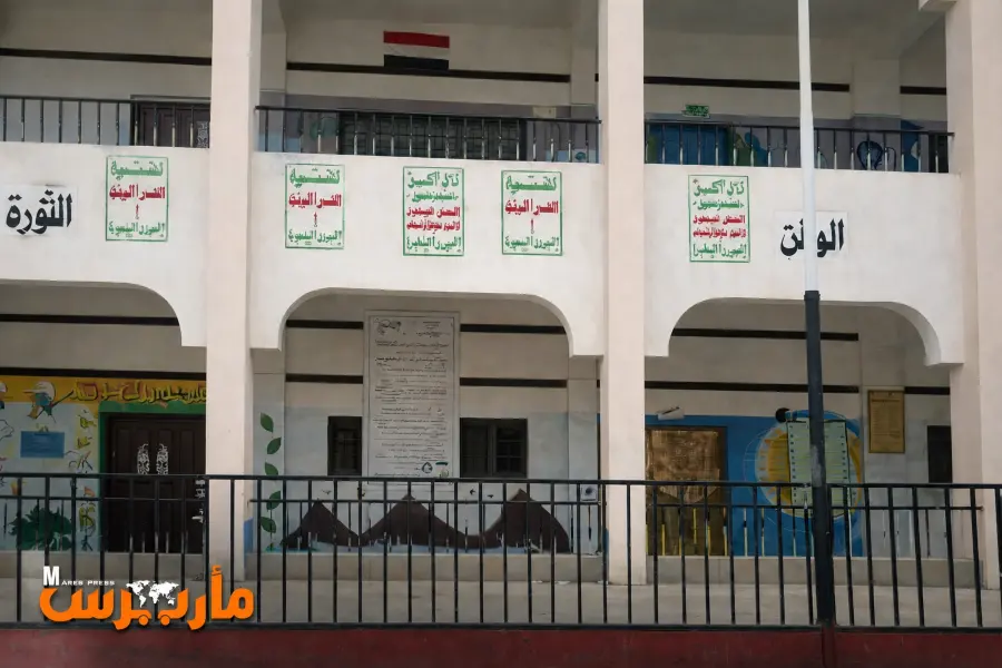 الحوثيون يفرضون ترديد شعاراتهم الطائفية في مدارس البنات بإب ويهددون الطالبات الرافضات بالفصل.