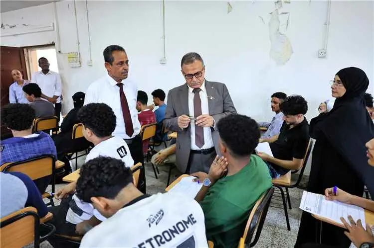 رئيس جامعة عدن يتفقد سير الامتحانات بكلية الحاسوب...