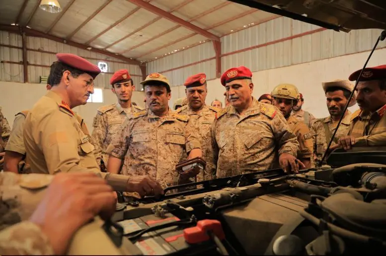 وزير الدفاع يتفقد دائرة التصنيع العسكري بمأرب ويطلع على تصنيع القناصات والصواريخ والذخائر