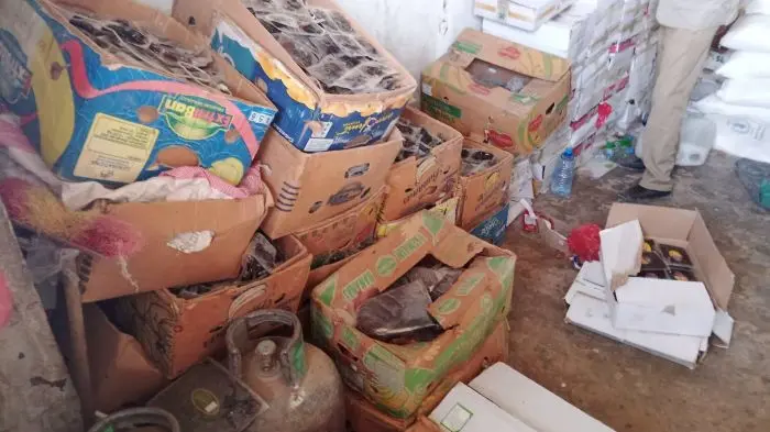 سلطات مأرب تضبط كميات كبيرة من المواد الغذائية الف...