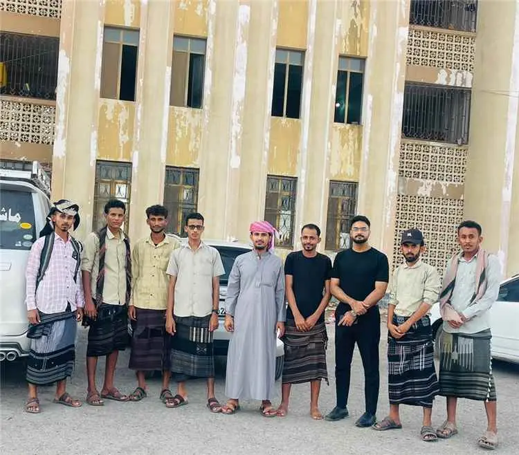 شيخ مشايخ شباب الصبيحة يزور طلاب الصبيحة في عدن ويقدم لهم سلالاً غذائية للتخفيف من معاناتهم