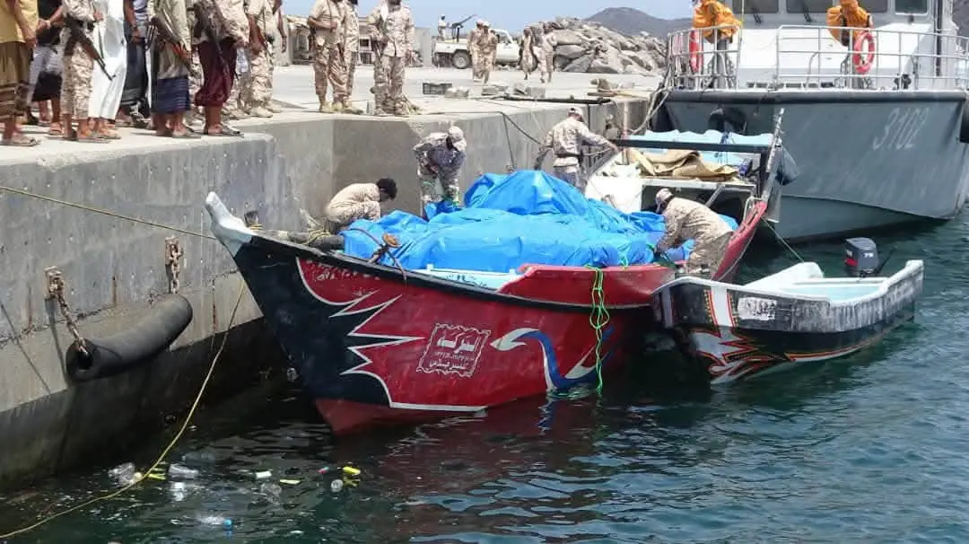 قوات العمالقة الجنوبية تضبط قاربًا يحمل معدات تصنيع أسلحة نوعية للحوثيين في باب المندب