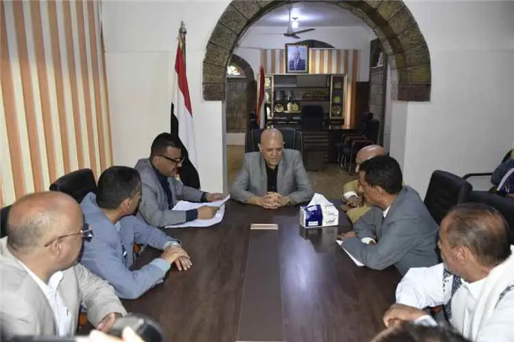 محافظ تعز يوجه بإعداد قاعدة بيانات شاملة لتنظيم الأسواق والبسطات للحد من العشوائية