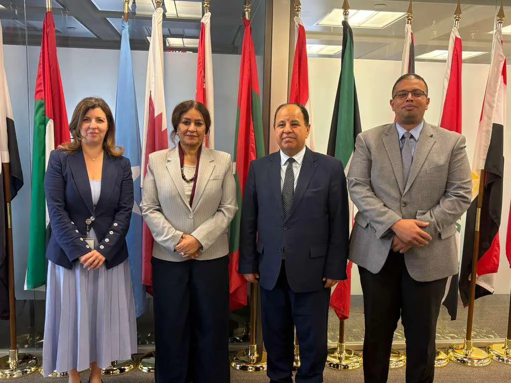 سفيرة اليمن لدى واشنطن تلتقي المدير التنفيذي للمجم...