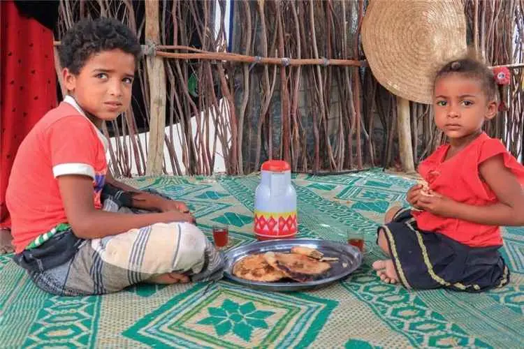 انقطاع الرواتب يفاقم معاناة اليمنيين في مناطق سيطر...