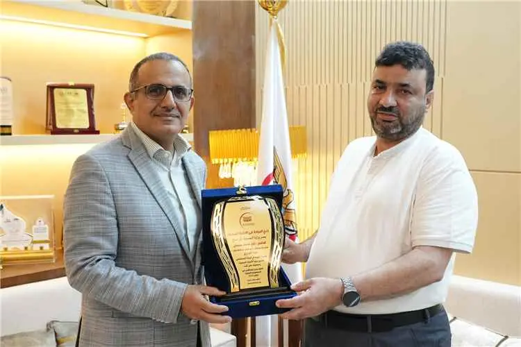 وزير الصحة يكرّم مدير عام مستشفى كرى العام بمأرب ك...