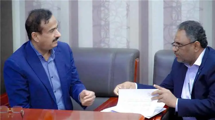 محافظ شبوة يناقش تطوير دورة تحصيل الموارد المالية...