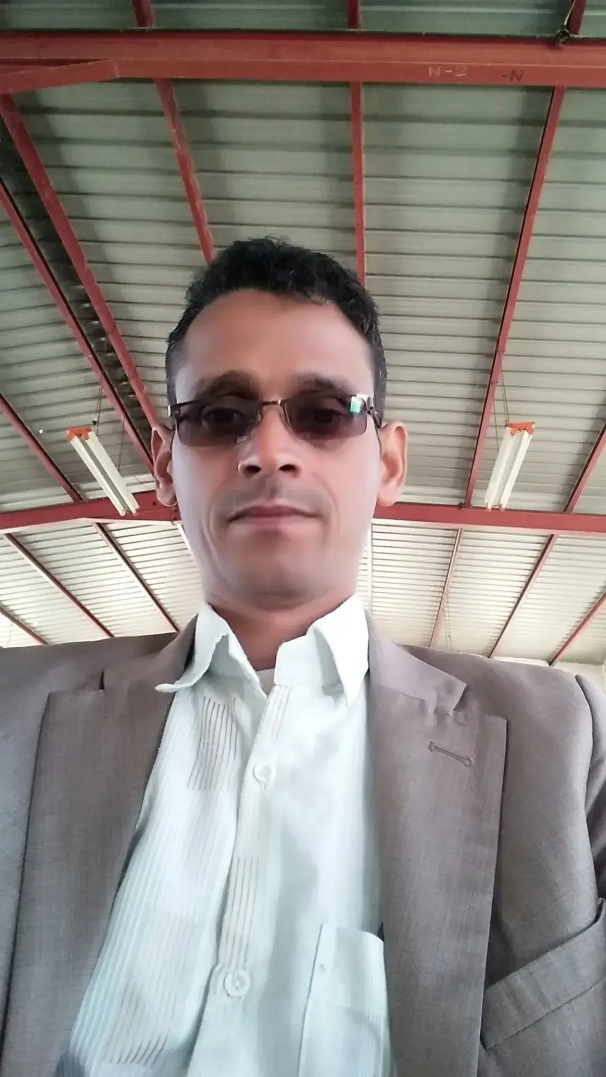 ناشط حوثي يتم اقتياده الى زنازين المليشيا الحوثية!