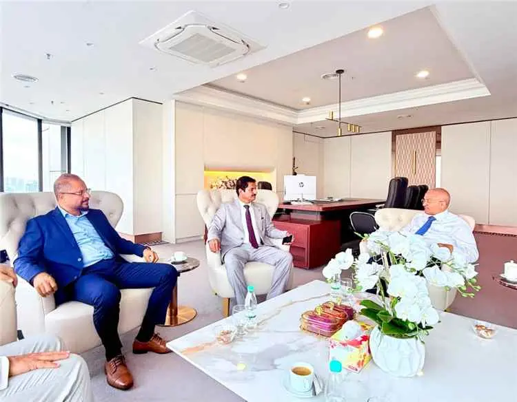 نائب وزير التربية يزور المدرسة العربية العالمية ال...