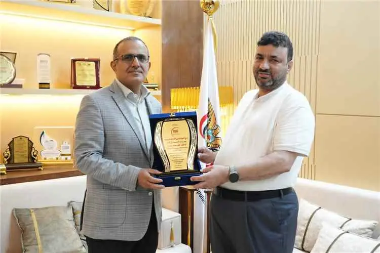 وزير الصحة يكرّم مدير عام مستشفى كرى العام بدرع الريادة في الإدارة الصحية تقديراً لجهوده في تطوير الخدمات