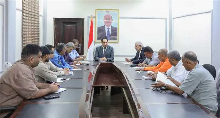 الوزير البكري يلتقي إدارة نادي شمسان ويؤكد على دعم...