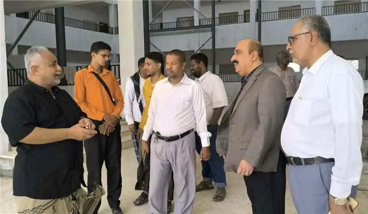 مدير تربية ساحل حضرموت يتفقد الأعمال النهائية لروض...