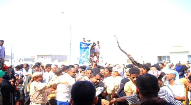 أهالي الحوطة ينتفضون سلميا ضد تهميش الكفاءات المحل...