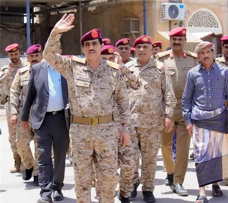 وزير الدفاع من شبوة: دعم الوحدات العسكرية وتبنّي م...