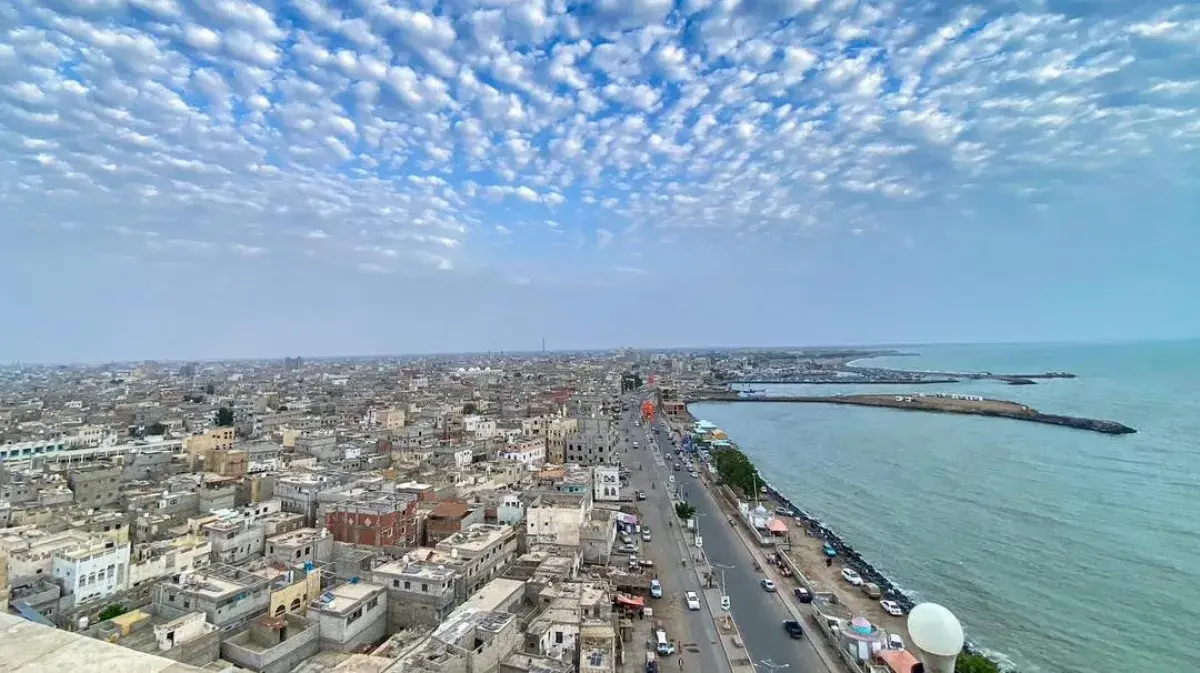 استغلال القضاء لنهب الأراضي.. مليشيا الحوثي تشرد عشرات الأسر من منازلها في الحديدة