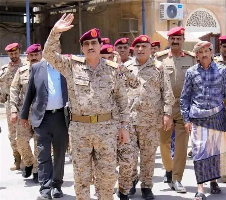 وزير الدفاع يصل شبوة في أول زيارة إلى المحافظة ويج...