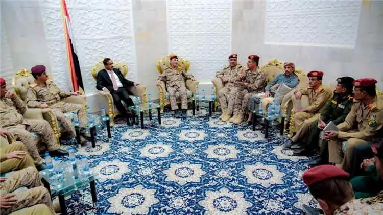 وزير الدفاع يتفقد محور عتق ويشيد بالتكامل بين التش...
