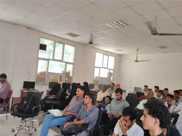 كلية ردفان الجامعية بجامعة لحج تحتفي بمشاريع طلابية مبتكرة في "تطبيقات الجوال" تخدم المجتمع والتعليم