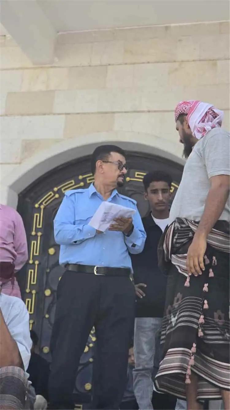 بين الممرات لا خلف المكتب العميد صالح عاطف يجسد نم...