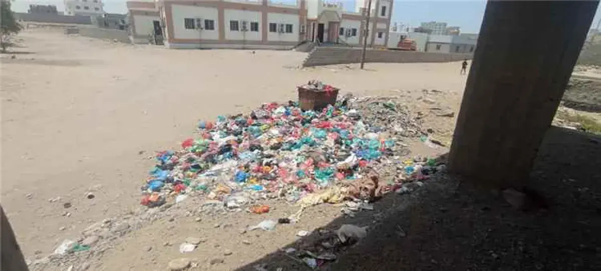 سكان حي الشهداء بعدن يطالبون بتدخل عاجل لإنهاء أزمة القمامة ومخاطرها البيئية