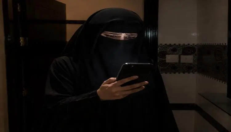 مبتز ينشر صور بنت عشرينية ويختطفها من محافظة إلى أ...