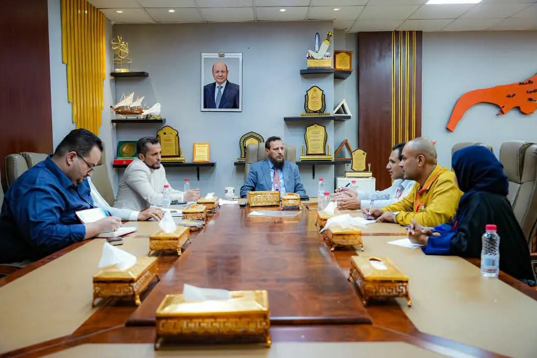 محافظ العاصمة عدن يناقش مع القائم بأعمال المدير ال...