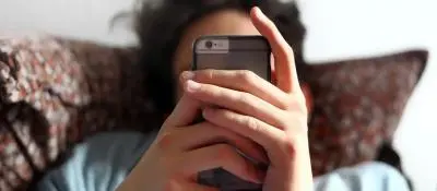 هكذا يغير الموبايل شكلك ويؤثر على جسدك