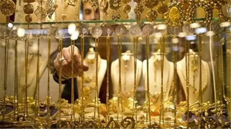 أسعار الذهب تعاود الارتفاع وتتجه إلى تحقيق مكاسب ج...