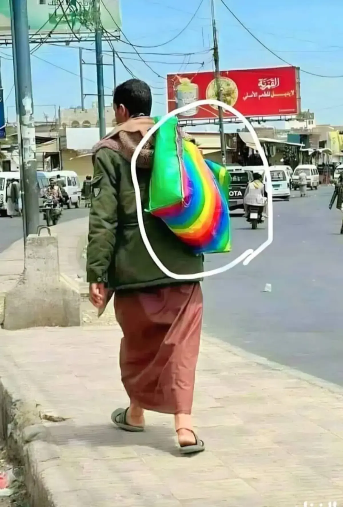 صورة لـ"شنطة" بشعار المثليين في صنعاء تثير جدلاً ح...