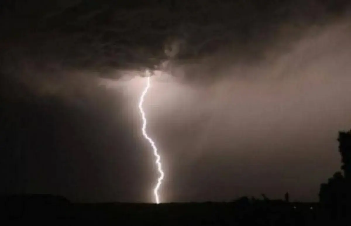 صواعق رعدية تودي بحياة طفل وتلحق خسائر بممتلكات مو...
