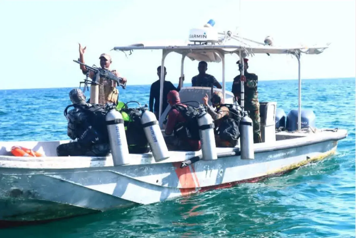 حضرموت .. خفر السواحل ينتشل جثة غريق وينقذ شخصين م...