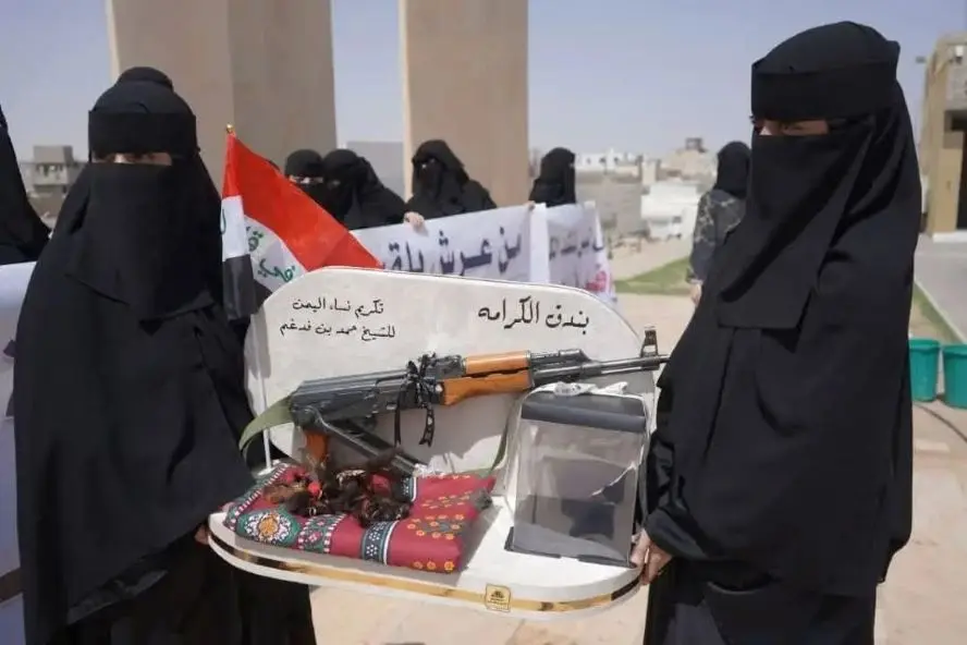 نساء اليمن يسلّمن بندق الكرامة للمشايخ في مطارح ال...