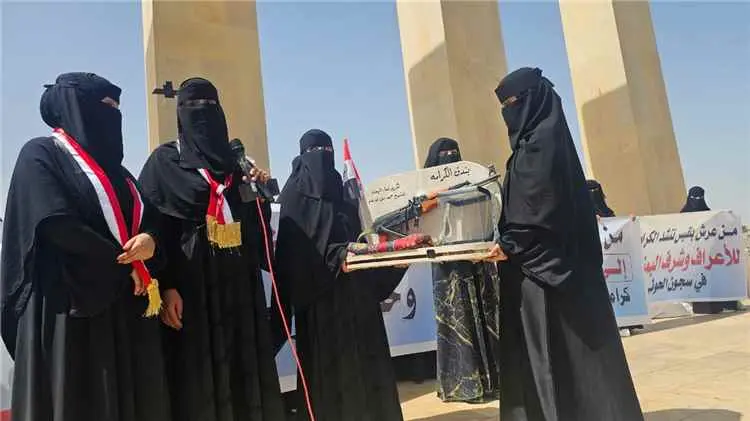 نساء مأرب يرفعن راية الكرامة.. و"بندقية الكرامة" ه...