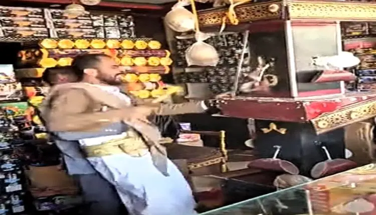 انهيار تاجر في صنعاء يحطم متجره غضبًا بعد تضييق ال...
