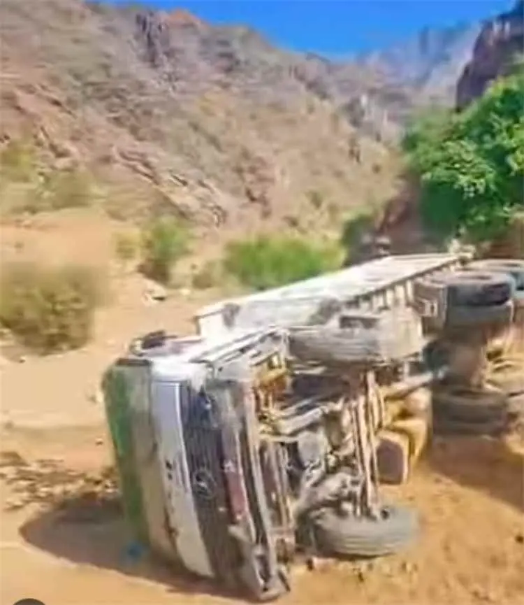 حادث انقلاب شاحنة في "ركب حوج" دون إصابات بشرية، و...