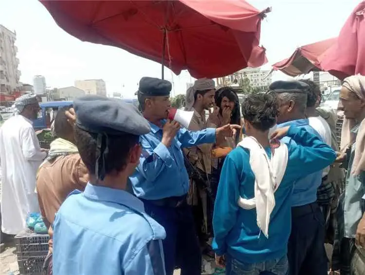 لحج.. شرطة السير تواصل حملة إزالة البسطات والعشوائ...