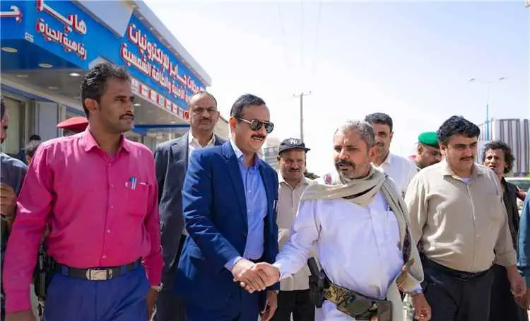 المحافظ بن الوزير يدشن أعمال مشروع توسعة وتأهيل شا...