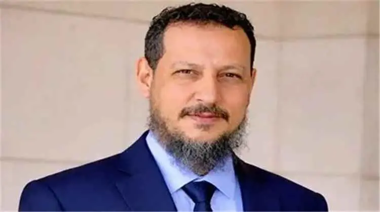 قرارات ساخنة تهز عدن.. المحافظ عبدالرحمن شيخ يُجري...