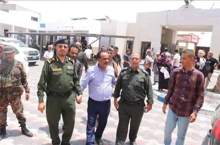 وكيل وزارة الداخلية ومدير عام خور مكسر يطلعان على...