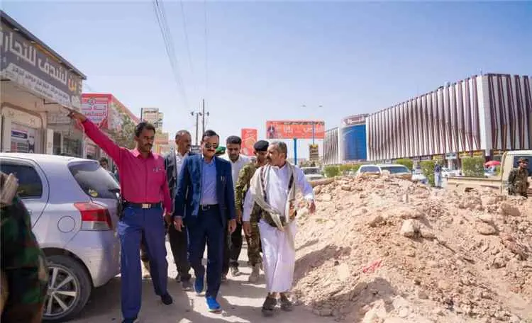 محافظ شبوة يدشن مشروع توسعة شارع الأربعين بمدينة ع...