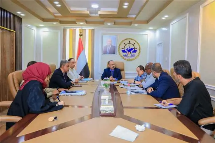 لجنة برئاسة وزير النقل تناقش استكمال الإجراءات الرسمية لاعتماد مشروع ميناء قنا بمحافظة شبوة