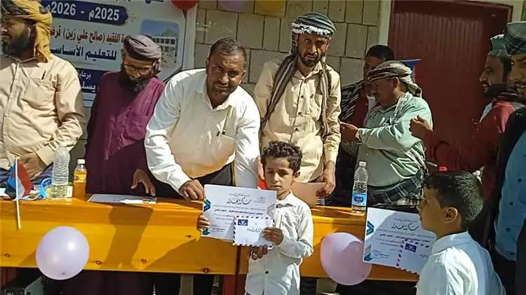 تكريم الطلاب المتفوقين والمعلمين المبرزين في مجمع...