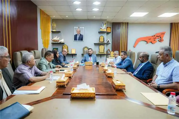 محافظ العاصمة عدن يلتقي مديري العموم الجدد والسابق...