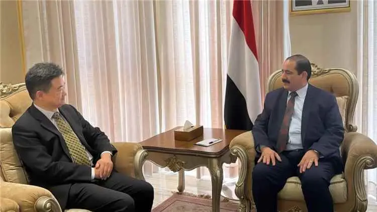 وزير الداخلية يبحث مع القائم بأعمال السفارة الصيني...